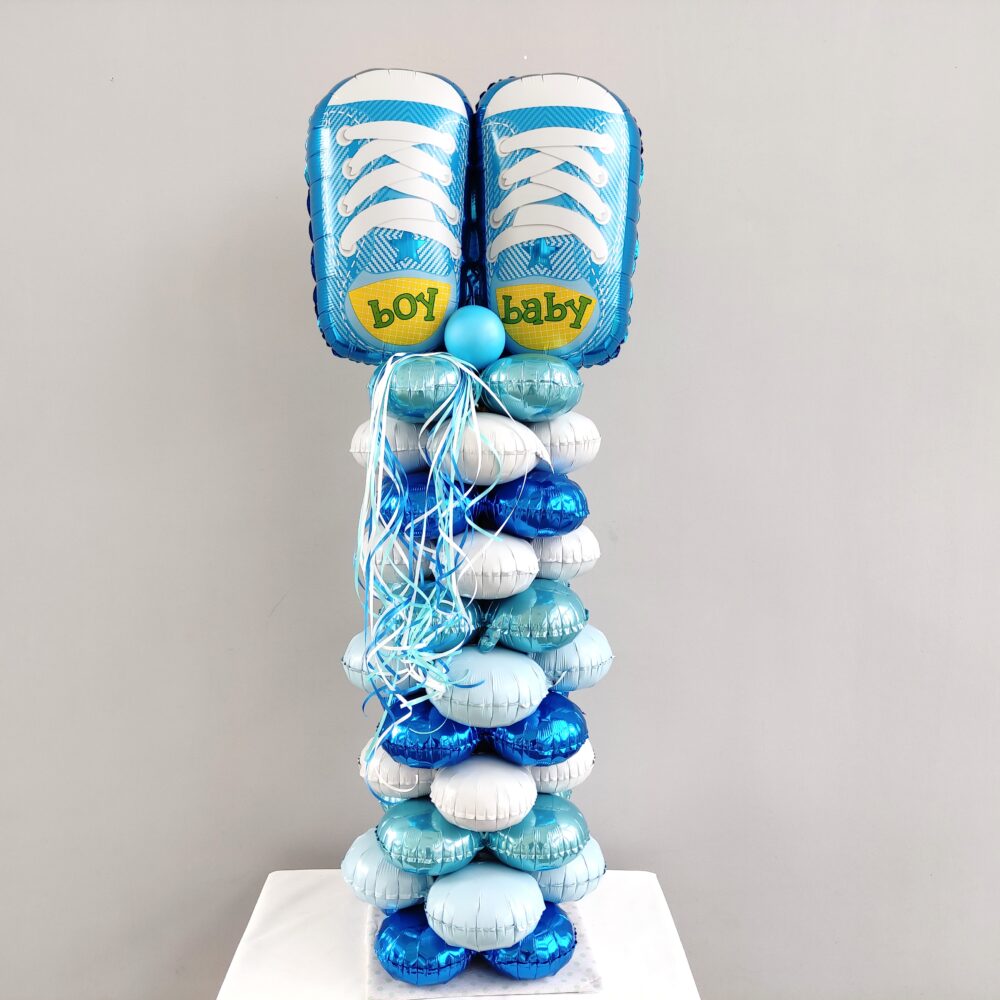 COMPOSITION OF BALLOONS WITH BLUE SHOES ON A COLUMN